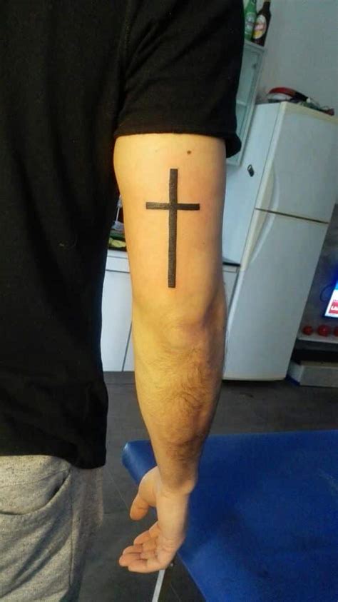 tattoo de cruz en el brazo|tatuajes en el cuello de cruzes.